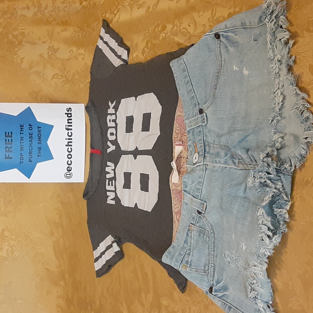 LEVI'S BEAUTIFUL SHORT STRETCH Size 9 WOMENS Color Blue